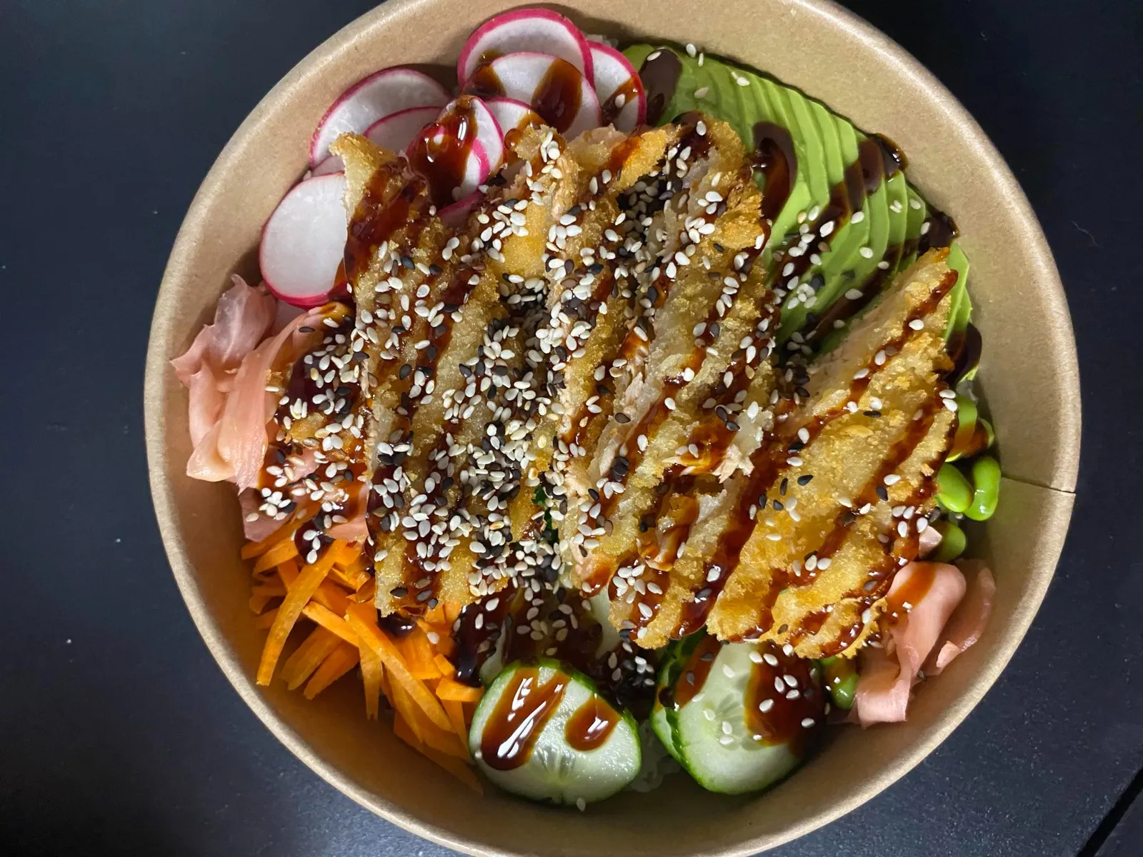 Poke bowl su traškia lašiša