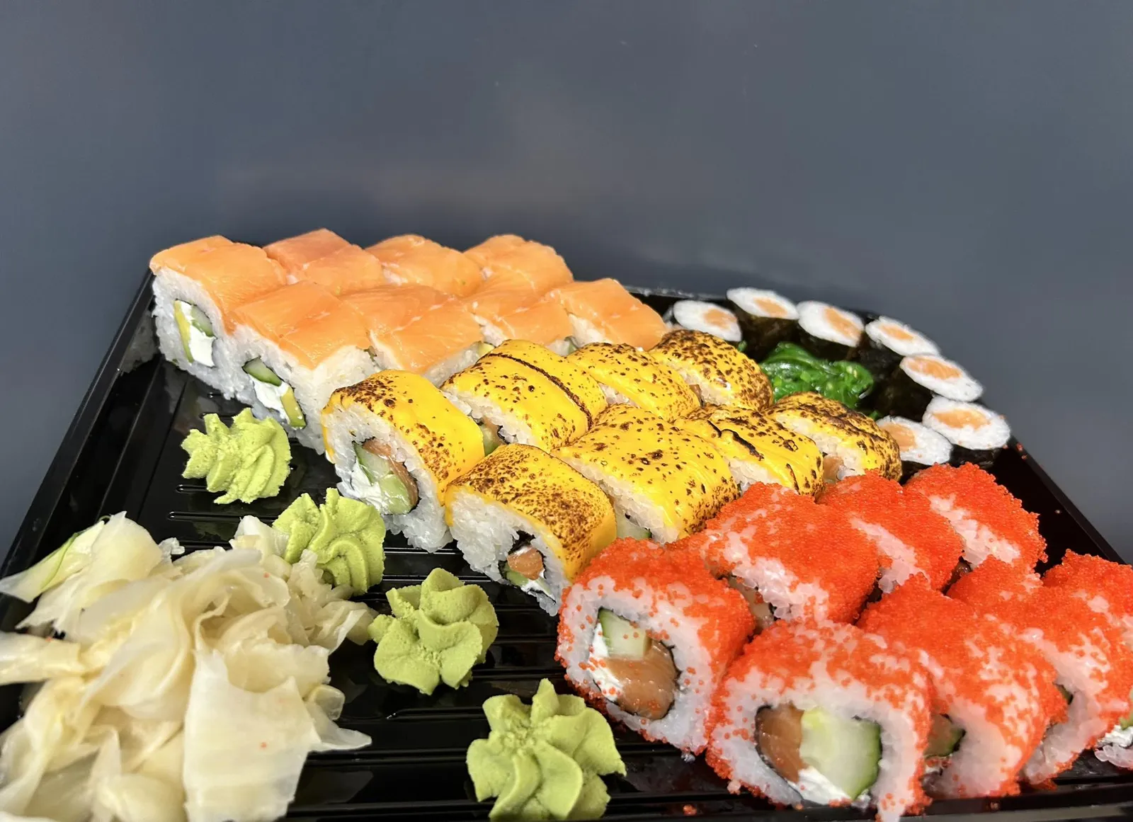 Su lašiša sushi rinkinys